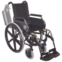 B 4200P önhajtós mechanikus, összecsukható kerekesszék, hátrahajtható kartámasszal, összecsukható vázzal, rögzítőfékkel, fektető funkcióval