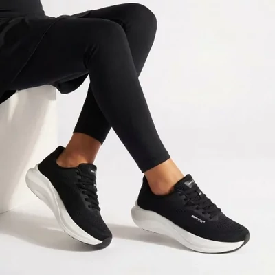 Batz PowerPlate woman fekete és fehér Új generációs sportcipő cserélhető talpbetéttel, rendkívül könnyű, rugalmas és puha talpszerkezettel – mely elnyeli a lépések során keletkezett ütéseket, kíméli az ízületeket és dinamikus mozgást biztosít.
