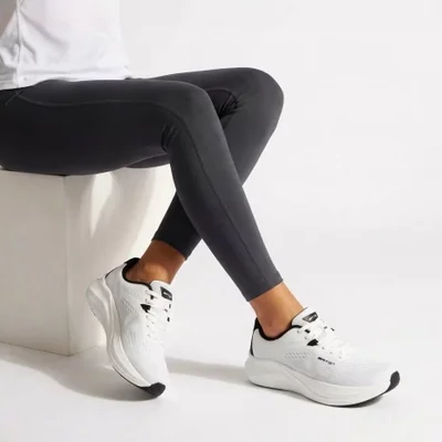 Batz PowerPlate woman fehér- fekete  Új generációs sportcipő cserélhető talpbetéttel, rendkívül könnyű, rugalmas és puha talpszerkezettel – mely elnyeli a lépések során keletkezett ütéseket, kíméli az ízületeket és dinamikus mozgást biztosít.